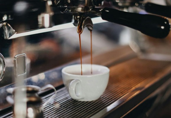 Diferențele dintre espressoarele profesionale de cafea automate și semi-automate